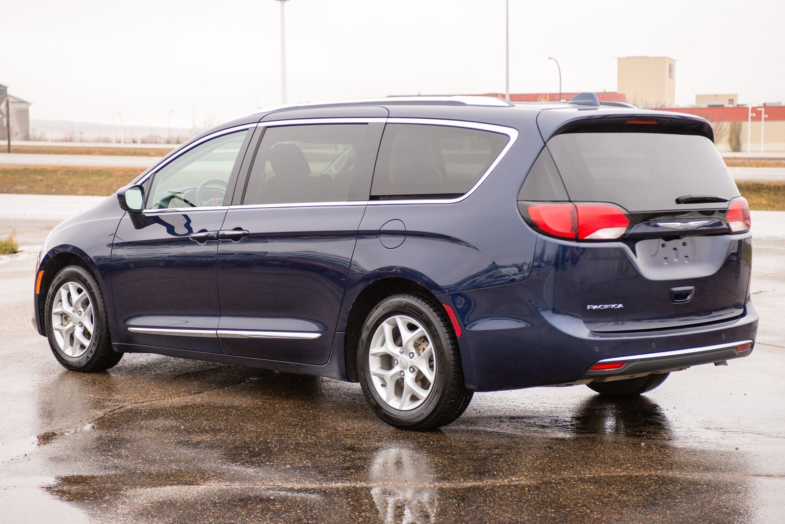 Chrysler pacifica touring l